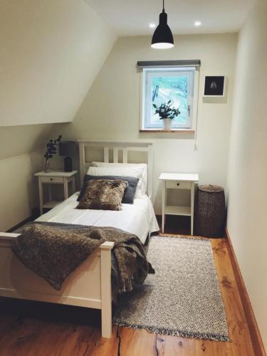 une chambre avec un lit et une fenêtre dans l'établissement Luxury Chateau w. pool & hot tub in Dordogne, à Cazenac