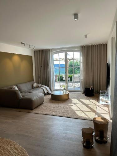 a living room with a couch and a table at Ferienwohnung "Auszeit Im alten Weinberg" in Leiwen