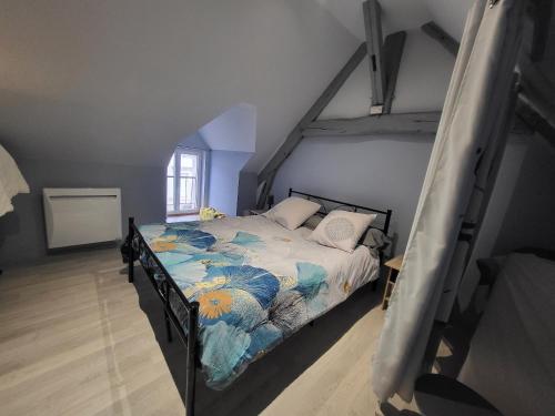 een slaapkamer met een bed op zolder bij Appartement d'une chambre avec vue sur la ville et wifi a Romorantin Lanthenay in Romorantin