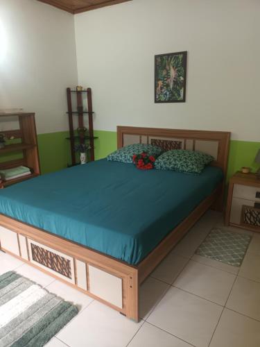 1 dormitorio con 1 cama grande con sábanas azules en Lovely FLowers in Mount Lavinia, en Mount Lavinia