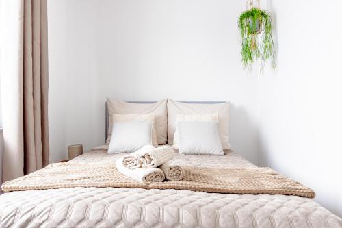 a bedroom with a bed with towels on it at Apartamenty Sea Colors - Basen i Sauna! Blisko Plaży - Bardzo Wysoki Standard in Jastrzębia Góra