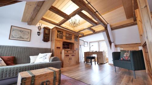 a living room with a couch and a table at Rosi´s Häusle Schwarzwald / Terasse mit Garten in Winzeln