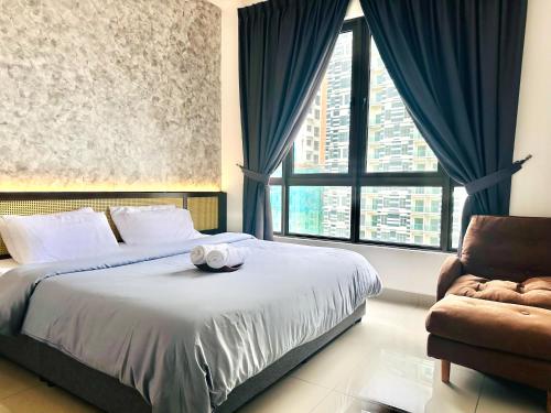 ein Schlafzimmer mit einem Bett und einem Stuhl und einem Fenster in der Unterkunft Bali Residence with Living Hall Melaka in Malakka