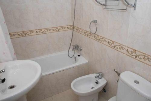 La salle de bains blanche est pourvue d'un lavabo et de toilettes. dans l'établissement Apartamento en zona tranquila y cercano a playas, à Mojácar