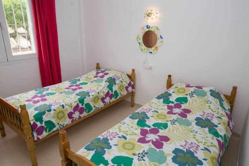 - une chambre avec 2 lits et un miroir mural dans l'établissement Apartamento en zona tranquila y cercano a playas, à Mojácar