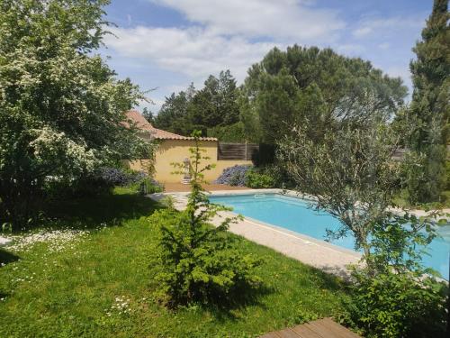una piscina en el patio de una casa en La Frênaie, en Saint-Cyr-sur-le-Rhône