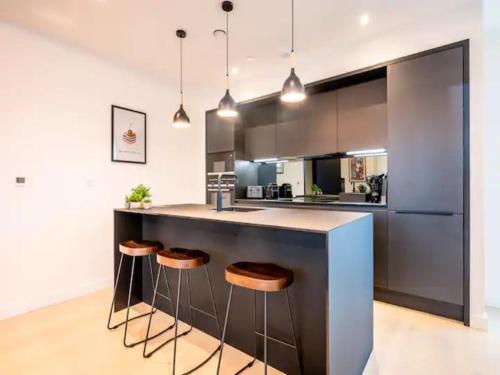 Dapur atau dapur kecil di Pass the Keys Blend of Luxury and Elegance in the Heart of London