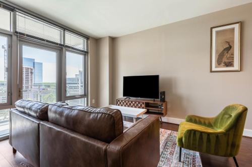 Un lugar para sentarse en Reston 1br w pool wd close to shopping mall WDC-828