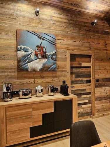 une chambre avec une table et un hélicoptère sur le mur dans l'établissement L'écrin appartement 4 chambres 4 salles d eau, à Les Deux Alpes