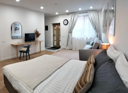 ein großes Schlafzimmer mit einem großen Bett und einem Schreibtisch in der Unterkunft Altstadt House in Braşov