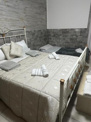 - un grand lit blanc avec 2 oreillers dans l'établissement the cousins' house, à Palerme