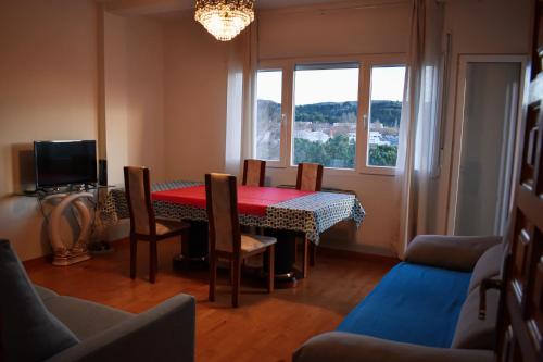 una sala da pranzo con tavolo e sedie rossi di Mirador Alegre a El Burgo de Osma