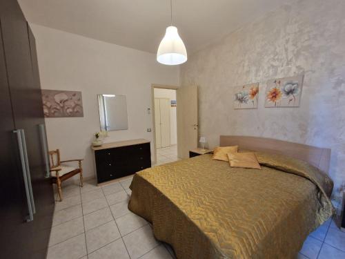 - une chambre avec un grand lit dans l'établissement Love & Laughter, à Porto SantʼElpidio