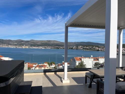 Villa Sofrania- Panoramic Views, Pool, Hot Tub, Location!