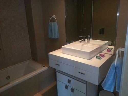 y baño con lavabo, espejo y bañera. en Apartamento Mirador de la Cala JPC, en Benidorm