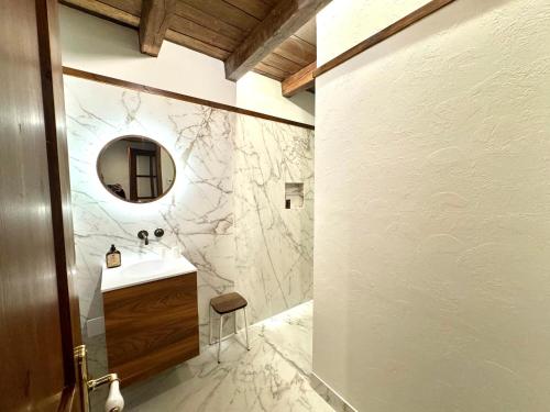 een badkamer met een wastafel en een spiegel bij Apartamento Rustic Chic 28C in El Tarter