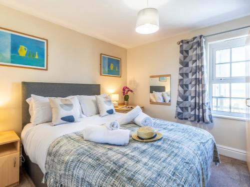 A bed or beds in a room at 2 Bed in Croyde 87755