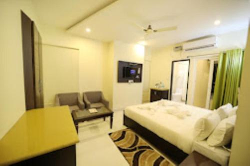 ein Hotelzimmer mit einem Bett und einem Sofa in der Unterkunft Aaravam Ganga Boutique Hotel , Rishikesh in Rishikesh