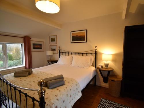 En eller flere senge i et værelse på 3 Bed in Chaldon Herring 87868