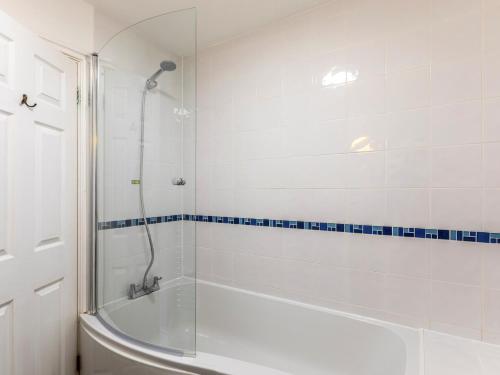 A bathroom at 2 Bed in Croyde 87751