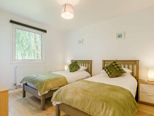 a bedroom with two beds and a window at 2 Bed in Whitsand Bay 88311 in Landrake