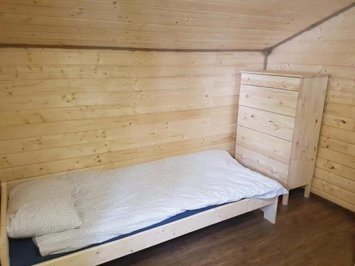 Habitación pequeña con cama y armario en Ośrodek Krasnal Makowo en Iława