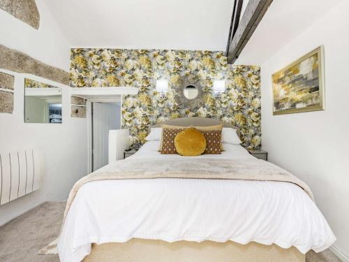a bedroom with a white bed with a yellow pillow at 1 Bed in Lanhydrock 88165 in Bodmin