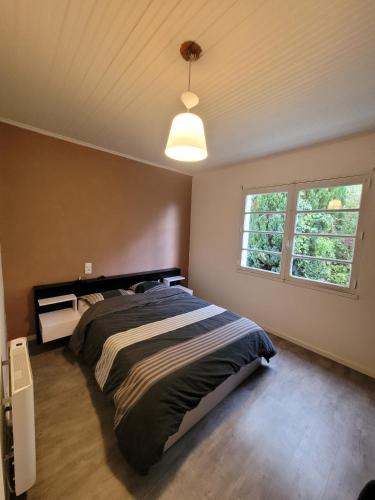 une chambre avec un grand lit et une fenêtre dans l'établissement Charmante Maison - Evasion nature et confort, à Saint-Jean-de-Monts
