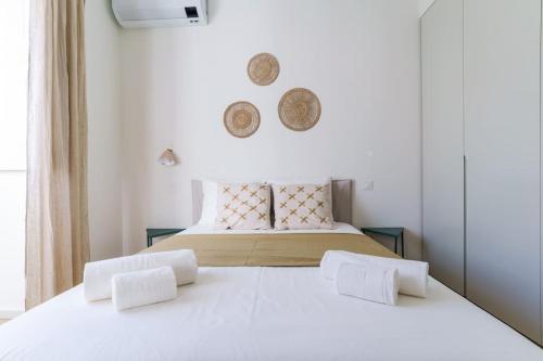 1 dormitorio con 1 cama blanca grande y 2 almohadas en Modern & Bright Faro Mercado Apt 12 en Faro