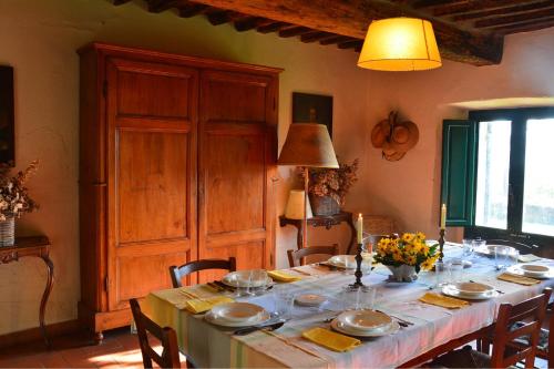 a dining room table with chairs and a tableclotholitics at Collerosso Appartamenti per vacanze in Calci