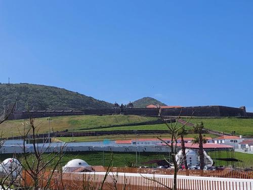 Blick auf einen Hügel mit Zug in der Unterkunft Charme Apartment Center in Angra do Heroísmo