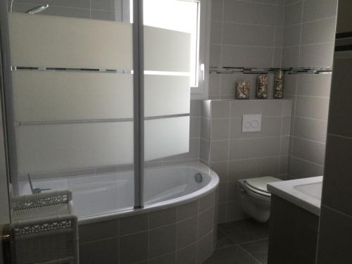 ein Badezimmer mit einer Badewanne, einem WC und einem Waschbecken in der Unterkunft Troyes villa clim 3 ch 6 pers in Saint-André-les-Vergers