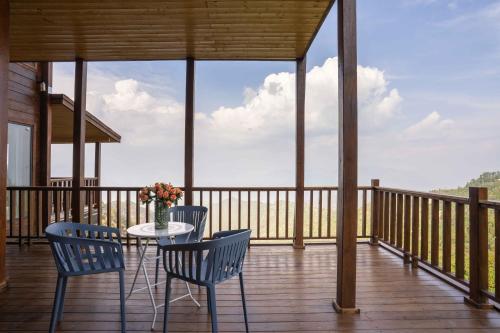 Ein Balkon oder eine Terrasse in der Unterkunft Lohonostays Avalon Suites