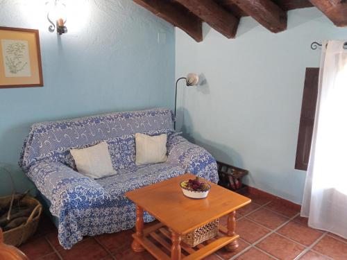 a living room with a couch and a table at Casa La Mestra in Herbeset
