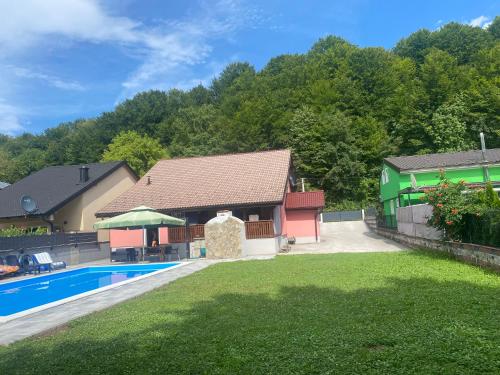una imagen de una casa con piscina en Villa Ruzmarin, en Zolaći