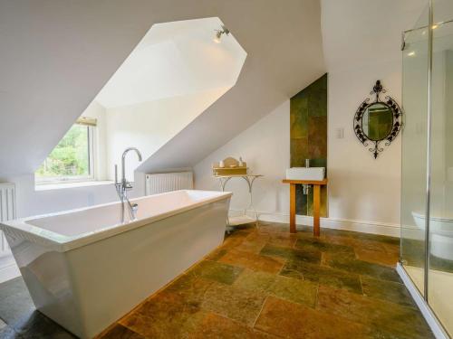 y baño con bañera grande y ducha acristalada. en 3 bed property in Cunsey Lake District 88769, en Far Sawrey