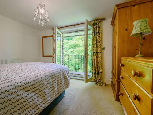 1 dormitorio con 1 cama y puerta corredera de cristal en 3 bed property in Cunsey Lake District 88769, en Far Sawrey