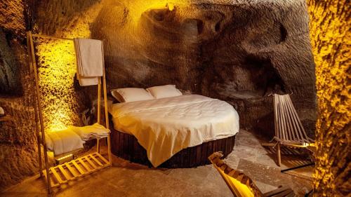 a room with a bed in a cave at crassula cave kapadokya hotel in Nar