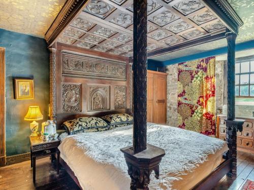 1 dormitorio con cama con dosel y techo en 5 Bed in Castle Douglas 89498 en Castle Douglas