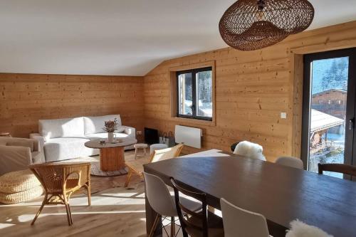 un salon avec une table et un canapé dans l'établissement Appartement 120m2 pour 10 La Giettaz Le Plan, à La Giettaz