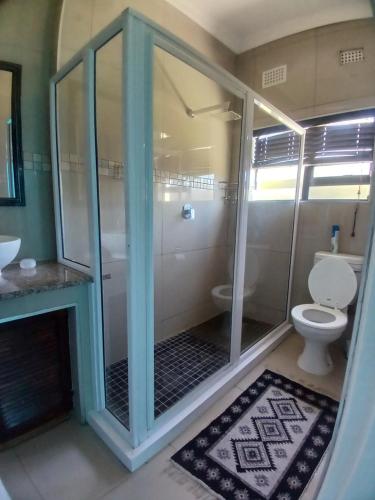 uma casa de banho com um chuveiro, um WC e um lavatório. em Shotleft on Wye RD em Margate