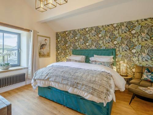Schlafzimmer mit einem Bett mit einem grünen Kopfteil in der Unterkunft 3 Bed in Skipton 89582 in Colne