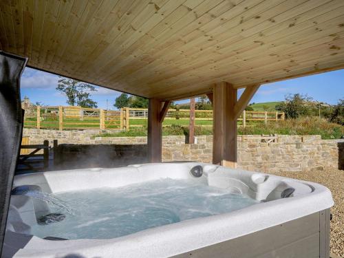 eine Whirlpool-Badewanne unter einer Holzdecke in der Unterkunft 3 Bed in Skipton 89582 in Colne