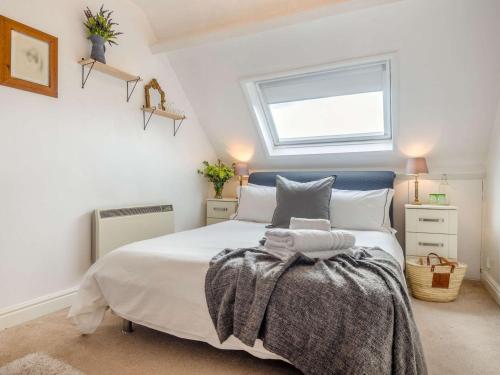 een slaapkamer met een bed en een raam bij 4 Bed in Bath 89616 in Mells