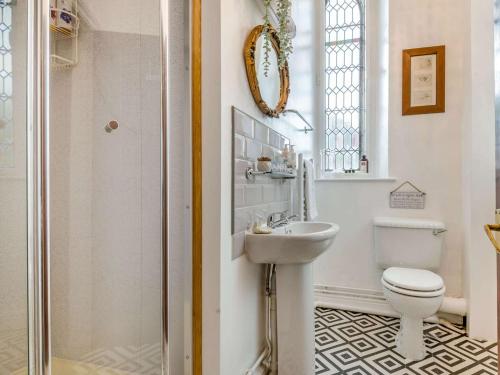 een badkamer met een toilet, een wastafel en een douche bij 4 Bed in Bath 89616 in Mells