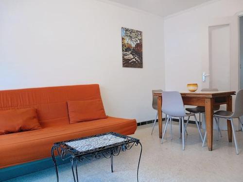 ein Wohnzimmer mit einem Sofa und einem Tisch in der Unterkunft 100m des plages centre Antibes in Antibes