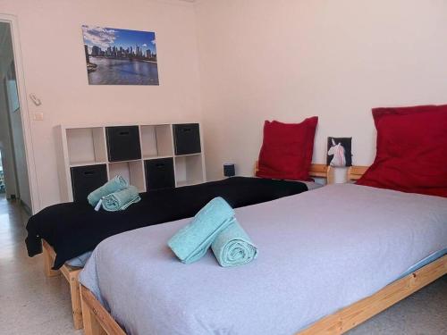 1 dormitorio con 2 camas y toallas. en 100m des plages centre Antibes en Antibes