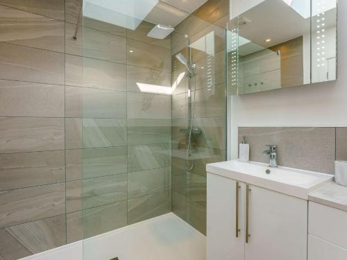 een badkamer met een douche en een wastafel bij 1 Bed in Broadstairs 89391 in Broadstairs