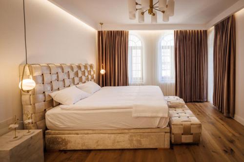 um quarto com uma cama grande e uma janela grande em Villa Boutique Cappadocia em Ürgüp