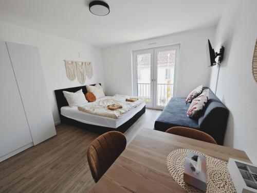 sala de estar con cama y sofá en CASA GOLD-Zentral-Outlet-Aufzug-Stylisch-Unique en Metzingen